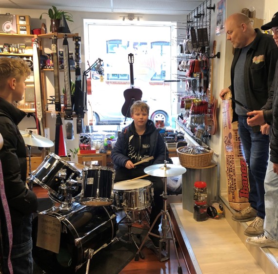 Trommedag i 2023 - på besøg i Musikbutikken