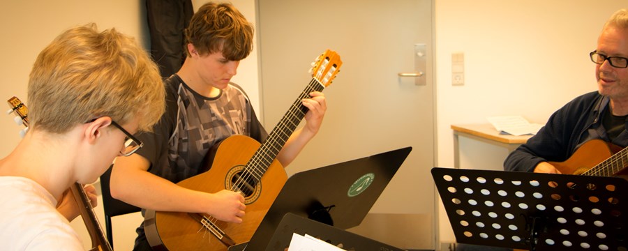 Guitar sammenspil med 2 elever og en underviser