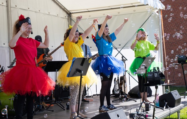 Tante Rød, Gul, Blå og Grøn til PLAYfestival