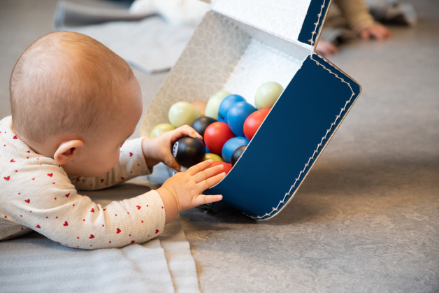 Barselscafe i Musikskolen - baby griber fat i et rasle æg
